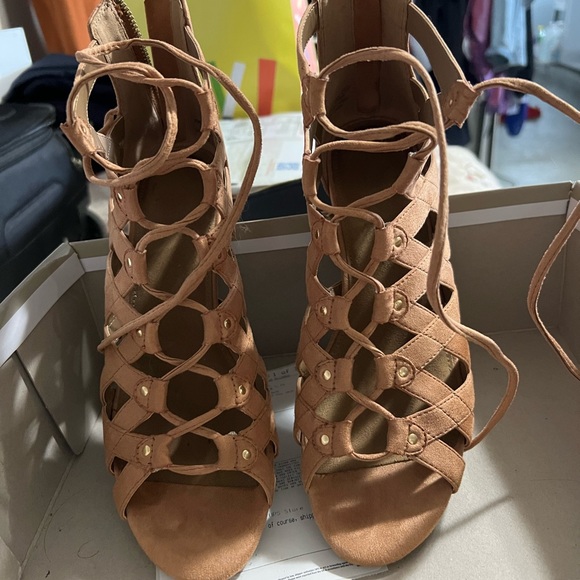 Cute lace up! - Picture 2 of 2